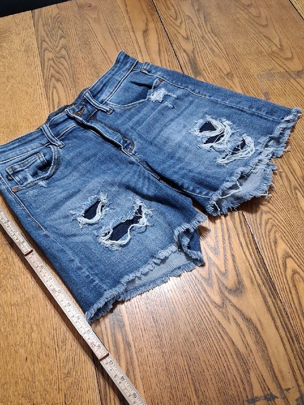 JUDY BLUE Jean Shorts Womens SMALL BLUE Denim DISTRESSED Preowned Used RAW HEM